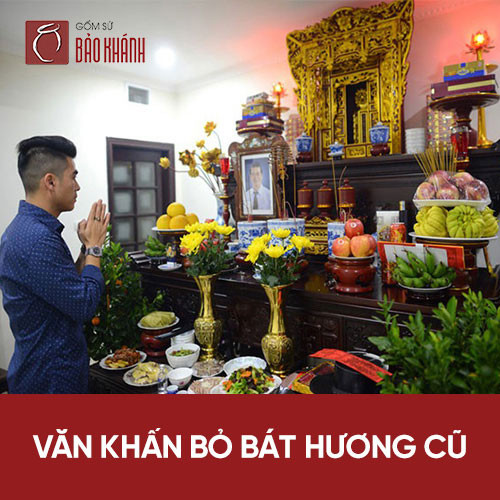 Gia chủ thành tâm đọc văn khấn bỏ bát hương cũ