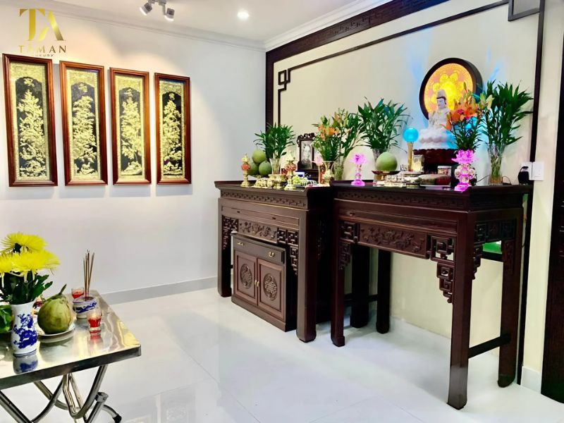 Gia chủ thành tâm đọc văn khấn tại bàn thờ Phật