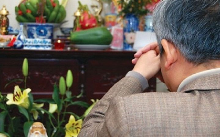 Gia chủ thành tâm thắp hương xin phép trước khi vệ sinh bàn thờ