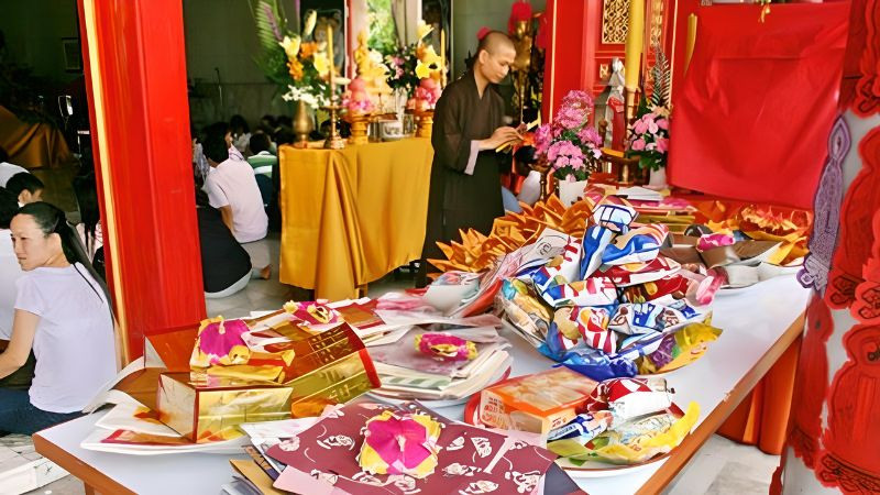 Gia chủ thành tâm thực hiện nghi lễ cúng cô hồn rằm tháng 7 theo đúng phong tục