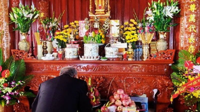 Gia chủ thành tâm thực hiện nghi lễ cúng cuối năm