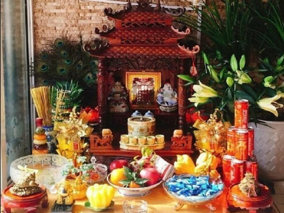 Gia chủ thành tâm thực hiện nghi lễ văn khấn thần linh tại nhà để cầu bình an và may mắn