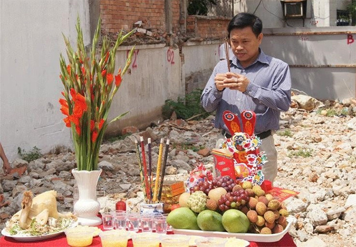 Gia chủ thành tâm thực hiện nghi lễ văn khấn tháo dỡ nhà cũ