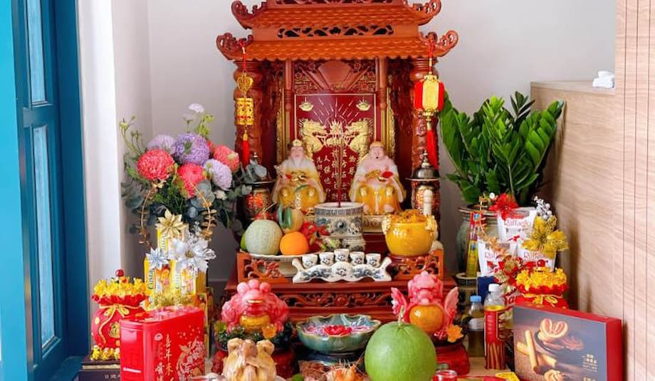 Gia chủ thành tâm thực hiện nghi thức văn khấn Thần Tài 30 Tết, dâng hương hoa và lễ vật cầu mong tài lộc, bình an.