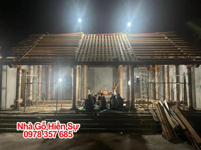 Gia chủ thực hiện nghi thức văn khấn cất nóc nhà mượn tuổi để cầu an lành và may mắn cho công trình.