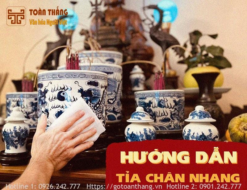 Gia đình chuẩn bị tỉa chân nhang bát hương để đón năm mới