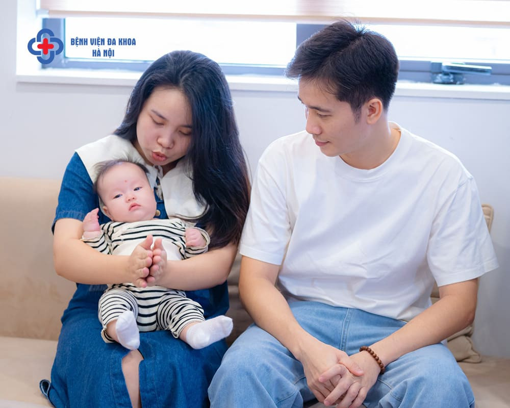 Gia đình hạnh phúc gồm bố mẹ và em bé sơ sinh, thể hiện sự hòa hợp trong gia đình