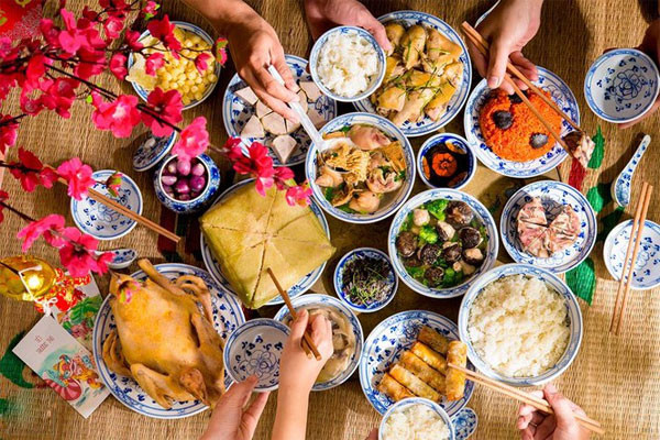 Gia đình quây quần bên bàn thờ tổ tiên trong lễ cúng đưa ông bà ngày 25 tháng Chạp, thể hiện lòng thành kính và biết ơn