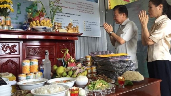 Gia đình quây quần bên mâm cúng gia tiên dịp Tết Thanh Minh tại nhà