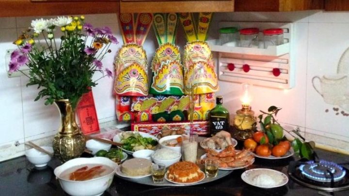 Gia đình quây quần bên mâm cúng, thể hiện ý nghĩa tâm linh của cách cúng ông Táo ngày thường