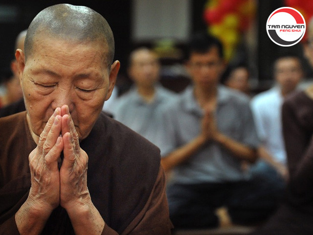 Gia đình quây quần thờ cúng tổ tiên