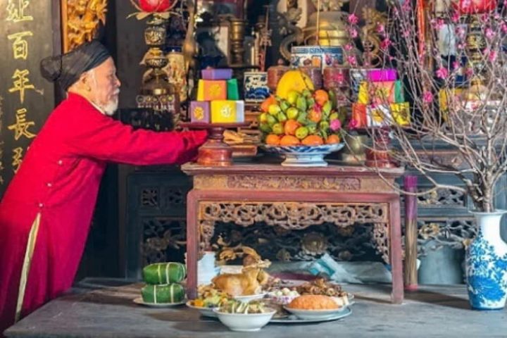 Gia đình sum vầy chuẩn bị mâm cúng tất niên trong nhà, thể hiện lòng thành kính
