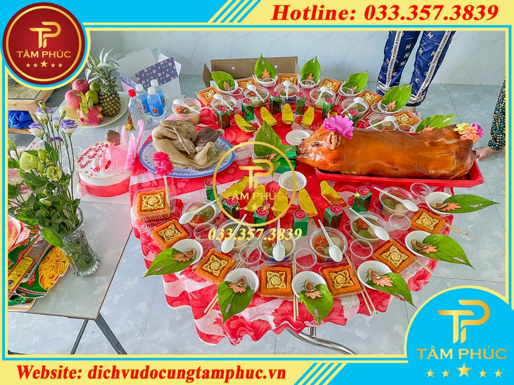 Gia đình sum vầy trong lễ cúng căn cho bé gái 12 tuổi