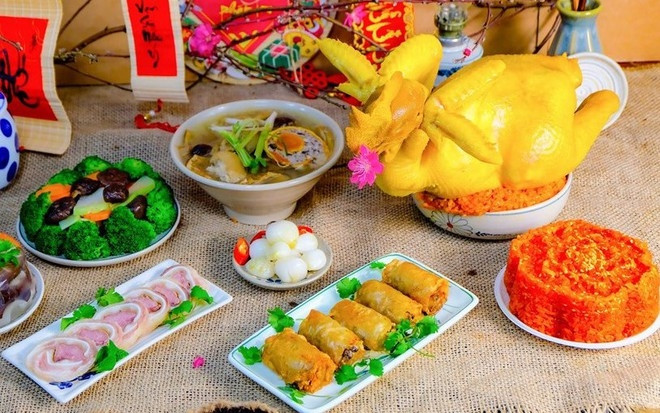 Gia đình tề tựu bên bàn thờ, chuẩn bị văn khấn và đồ cúng rằm tháng giêng trang trọng