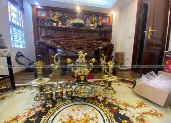 Gia đình thành kính dâng hương trong lễ văn khấn tạ 100 ngày bốc bát hương gia tiên