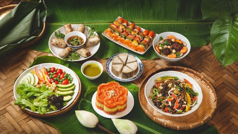 Gia đình thành tâm đọc văn cúng rằm tháng bảy trước bàn thờ tổ tiên