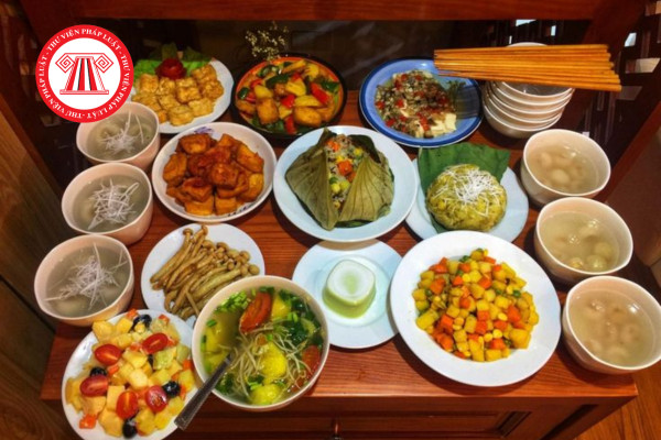 Gia đình thành tâm thực hiện nghi thức văn khấn cúng đầu năm bên bàn thờ tổ tiên.