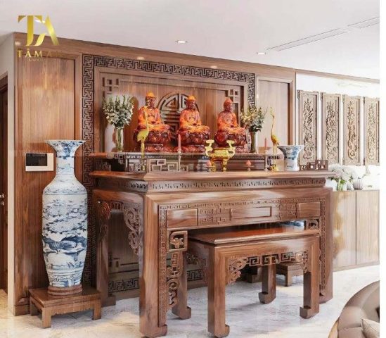Gia đình thực hiện nghi lễ thờ Phật trang nghiêm tại gia