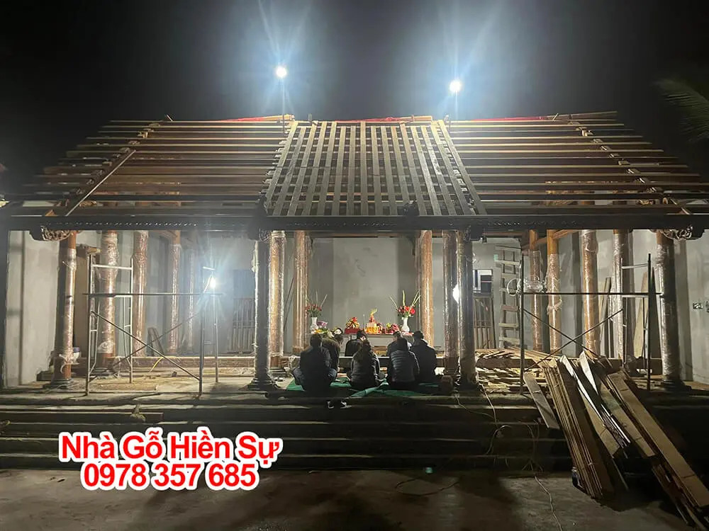 Gia đình thực hiện nghi thức cúng bái trong lễ cất nóc nhà mượn tuổi