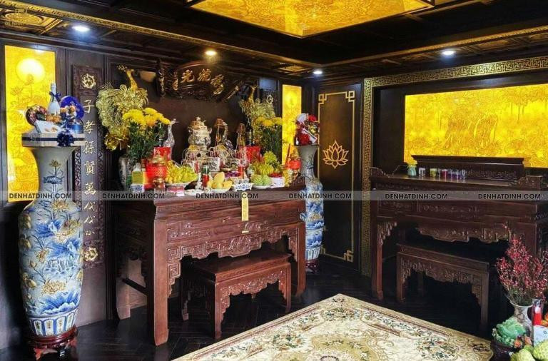 Gia đình Việt thực hiện nghi lễ văn khấn gia tiên để cầu phước lành