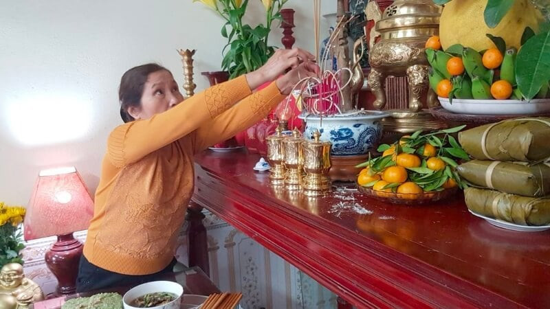 Hình ảnh bàn thờ gia tiên với mâm cúng giao thừa
