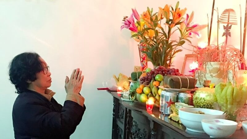 Hình ảnh bàn thờ Thần Tài Thổ Địa với lễ vật cúng giao thừa