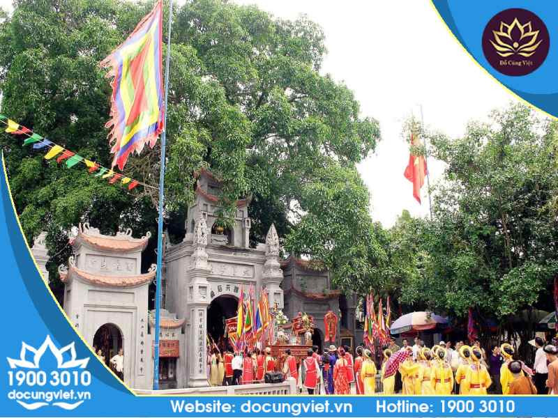 Hình ảnh đoàn người đi lễ hội đền phủ, nhắc nhở về những lưu ý khi tham gia các hoạt động tâm linh