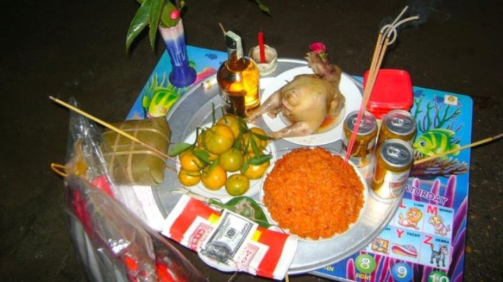 Hình ảnh mâm cúng giao thừa ngoài trời với đầy đủ lễ vật
