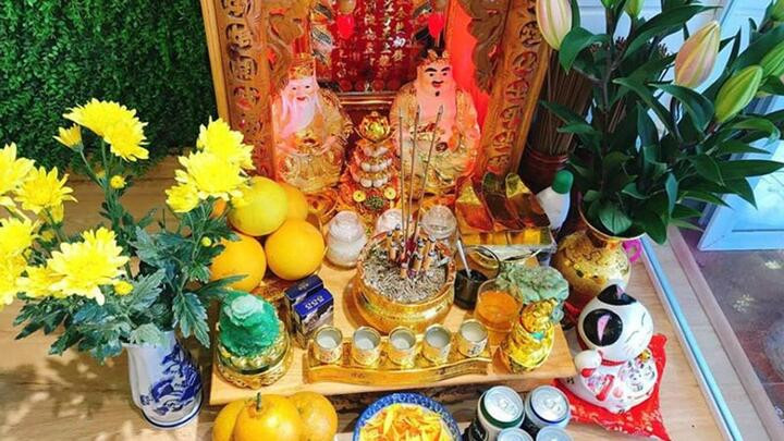 Hình ảnh minh họa ban Thần Tài với lễ vật đầy đủ cho văn khấn ban Thần Tài ngày mùng 1.