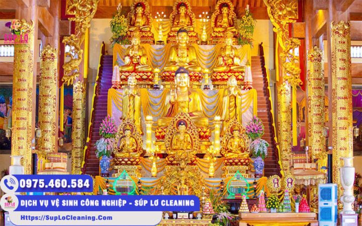 Hình ảnh một mâm lễ chay tươm tất với hương, hoa, quả tươi và các phẩm oản được bày biện trang trọng trước ban thờ Phật trong chùa, chuẩn bị cho nghi thức văn khấn lễ Phật.