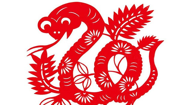 Hình ảnh nữ mạng tuổi Quý Tỵ sinh năm 1953 với phong thái linh hoạt và nhạy bén