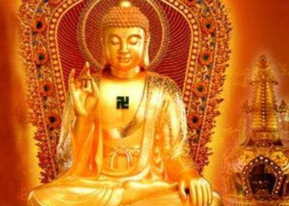 Hình ảnh tôn nghiêm của Đức Phật tại chánh điện, lắng nghe văn khấn đi chùa đầu năm