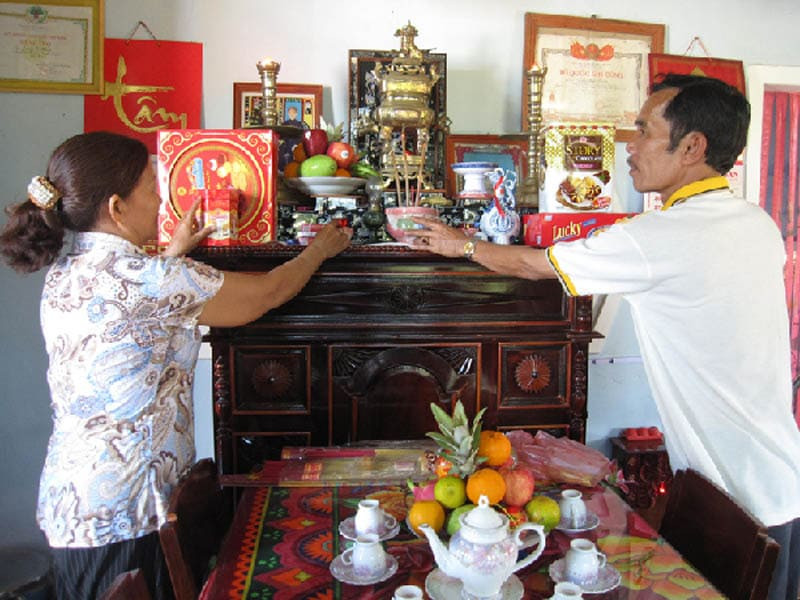 Hướng dẫn cách di chuyển bàn thờ để sửa nhà