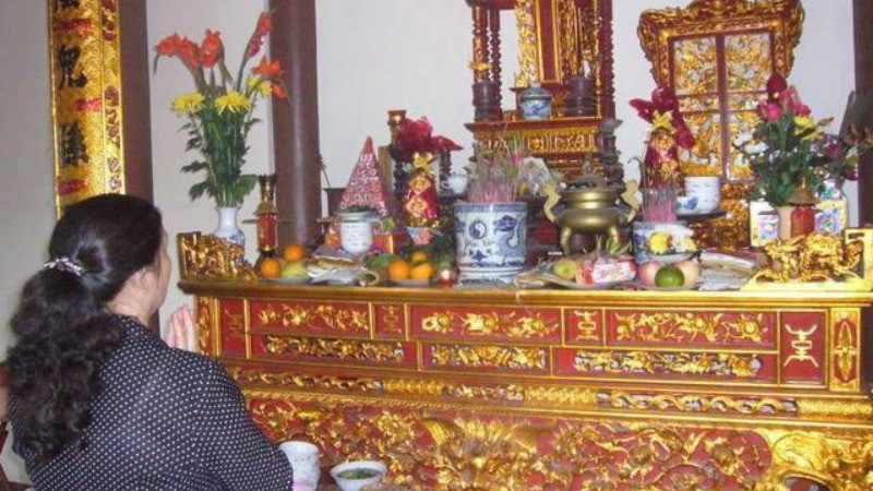 Hướng dẫn rút chân nhang đúng cách trên bàn thờ gia tiên