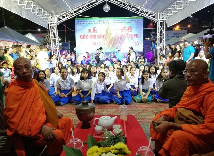 Khi trăng lên cũng là lúc bà con phum sóc tập hợp đầy đủ tại sân chùa, hướng về Mặt trăng tiến hành làm lễ cúng Trăng - lễ chính trong Ok Om Bok.