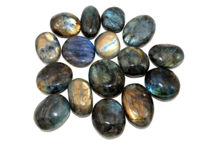 Khối đá labradorite tự nhiên với ánh ngũ sắc huyền ảo, còn gọi là hắc nguyệt quang.