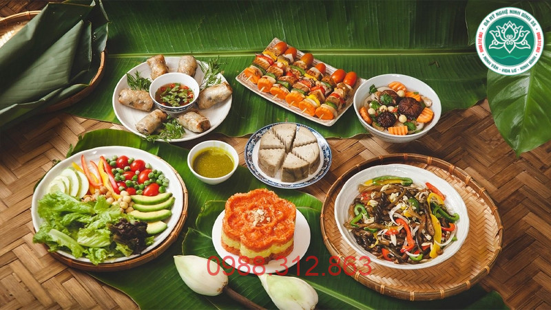 Không gian bàn thờ trang nghiêm trong ngày lễ cúng 100 ngày