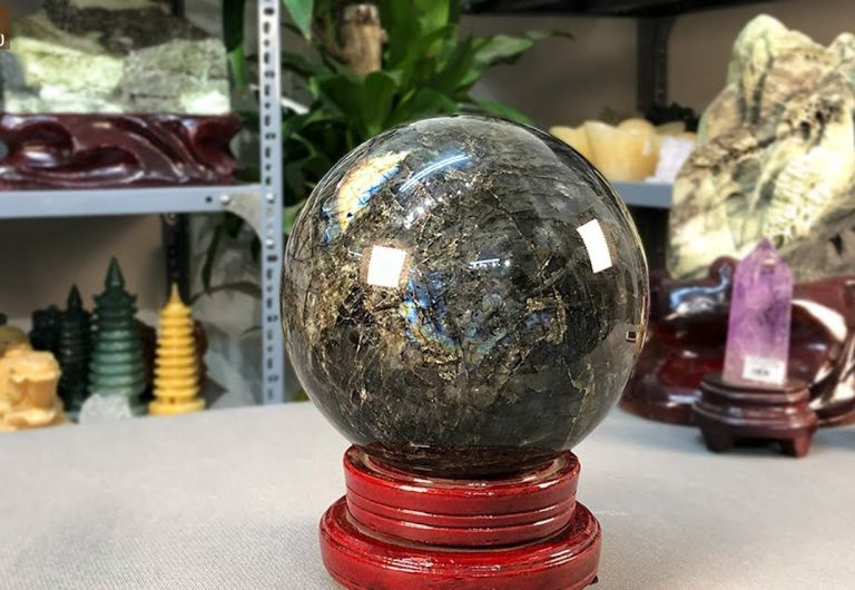 Labradorite với ánh cầu vồng, viên đá kích thích sự sáng tạo và tiềm năng con người.