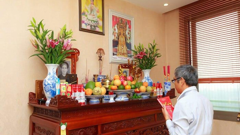 Lau dọn bài vị trên bàn thờ bằng nước gừng rượu, chuẩn bị bao sái bàn thờ gia tiên