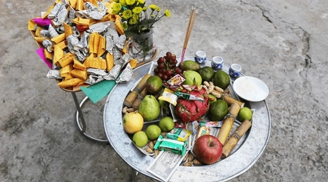 Lễ cúng cô hồn được thực hiện vào buổi chiều tối ngoài sân