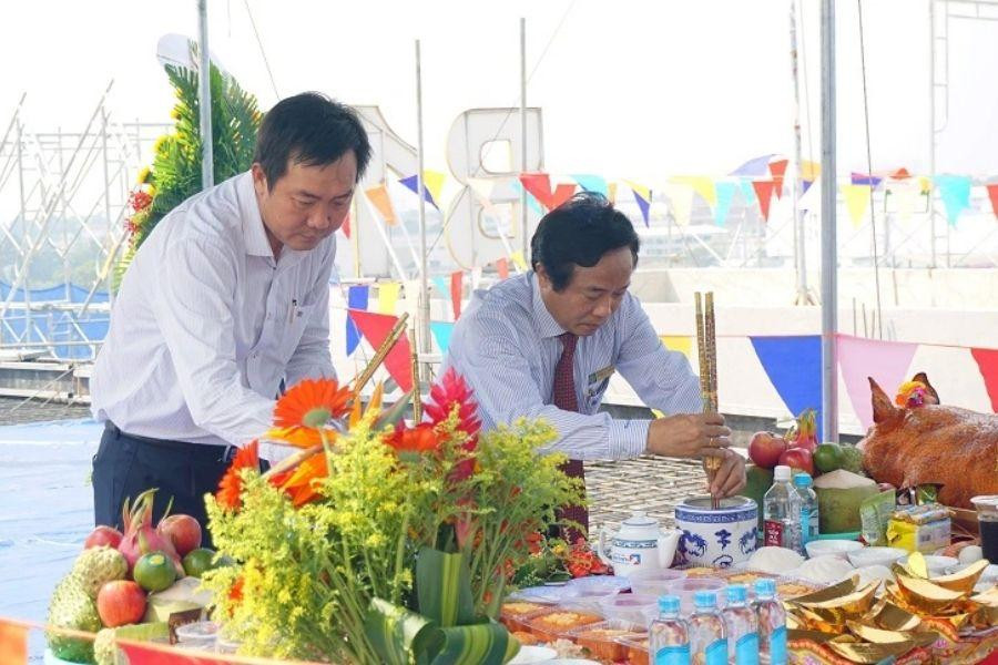 Lễ cúng đổ trần nhà thể hiện lòng thành kính của gia chủ