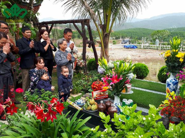 Lễ vật cúng tạ mộ mới xây xong đầy đủ, trang nghiêm