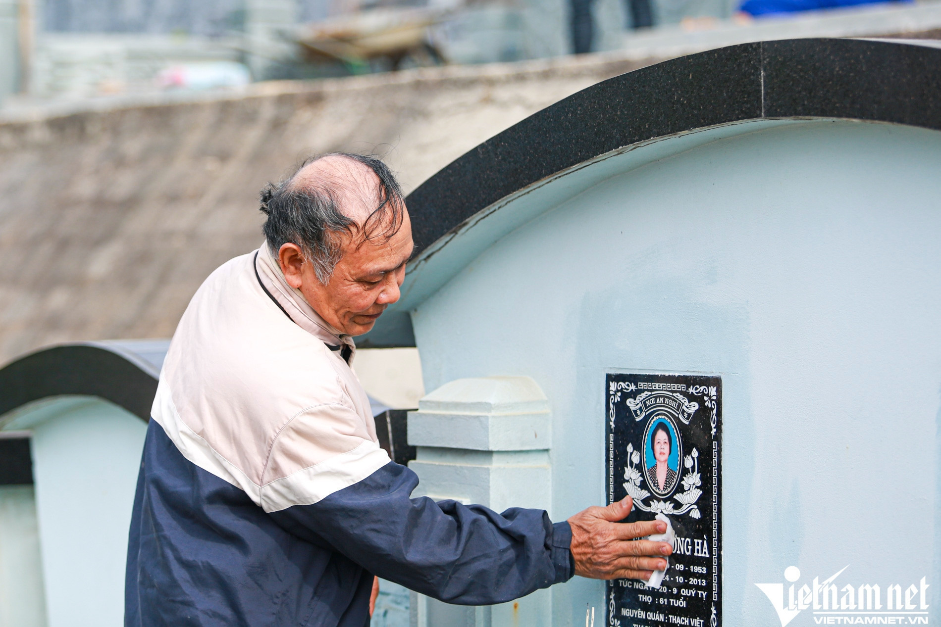 Lễ vật được chuẩn bị tươm tất để cúng Rằm tháng 7 tại khu vực mộ phần