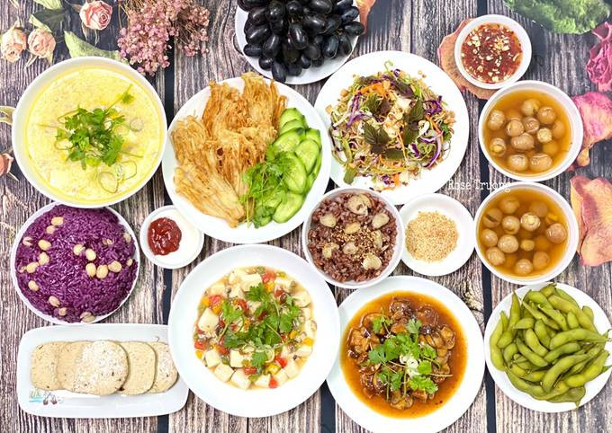 Mâm cỗ chay cúng rằm tháng 7 với nhiều món ăn truyền thống