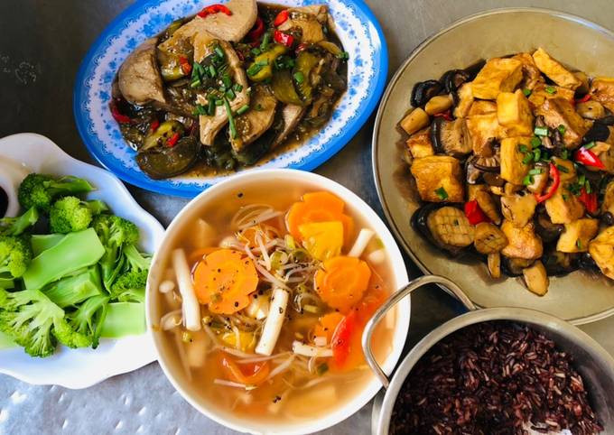 Mâm cỗ chay ngày rằm với canh chua và các món kho đậu, sườn chay