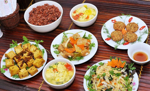 Mâm cỗ chay thanh tịnh dâng cúng tổ tiên vào đêm giao thừa, cùng với bài văn khấn giao thừa mùng 1