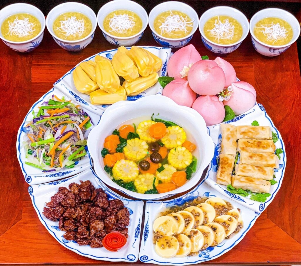 Mâm cỗ chay tinh khiết với xôi chè và bánh trôi nước, là đồ cúng rằm tháng giêng dâng Phật