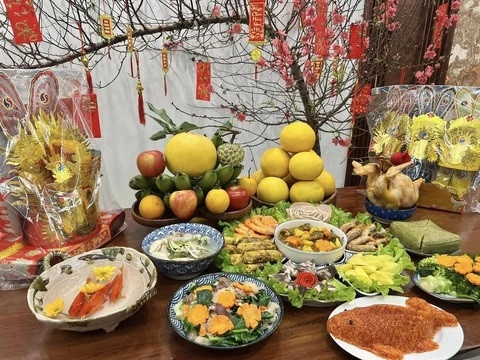 Mâm cỗ cúng ông Táo truyền thống với gà luộc, xôi gấc và các món ăn đặc trưng.