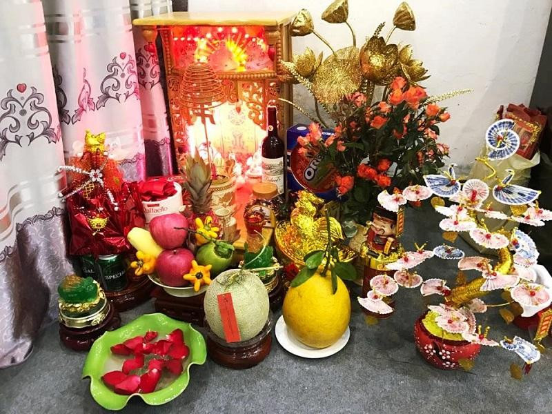 Mâm cỗ cúng ông Thần Tài đầy đủ các lễ vật mặn và ngọt