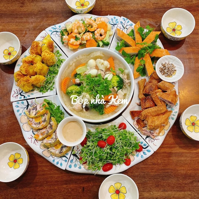 Mâm cỗ cúng rằm được bài trí công phu và đẹp mắt
